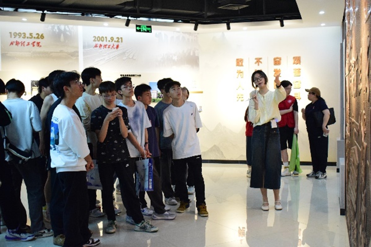 我的大学我的梦汉源县第二中学走进成都理工大学开展研学